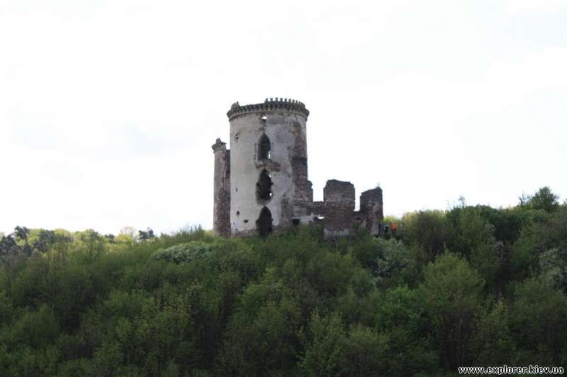 Вид на замок издалека