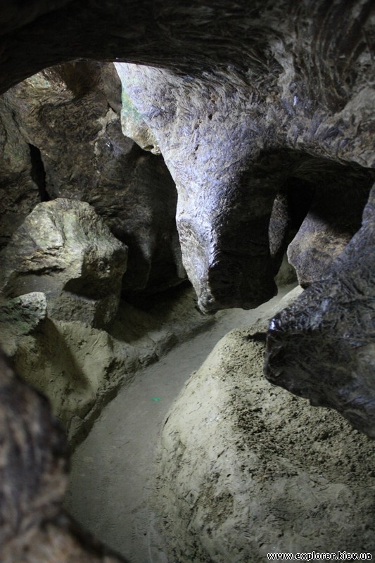 Рельеф внутри пещеры