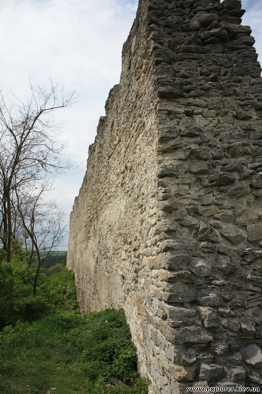 Угловой фасад оборонительной стены