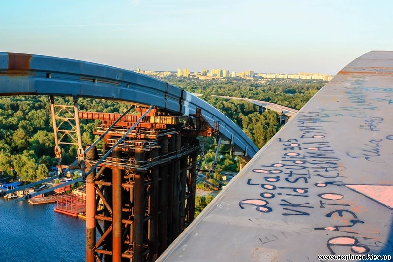 Строящийся мост метро на Троещину